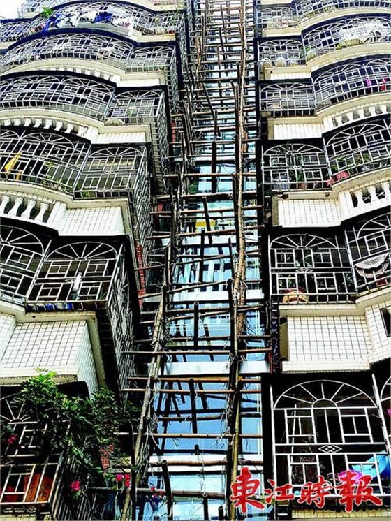  剛加裝的電梯外觀，仍有一些腳手架未拆除。本組圖片《東江時(shí)報(bào)》記者朱金贊攝 